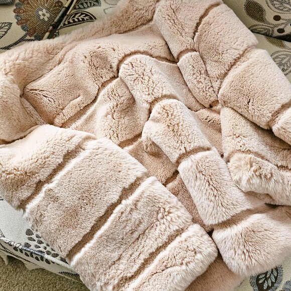 SUMPTUOUS GENUINE FUR JACKET FEATURING 3/4 SLEEVE W/ HIDDEN HOOK & EYE CLOSURES - Picture 2 of 15